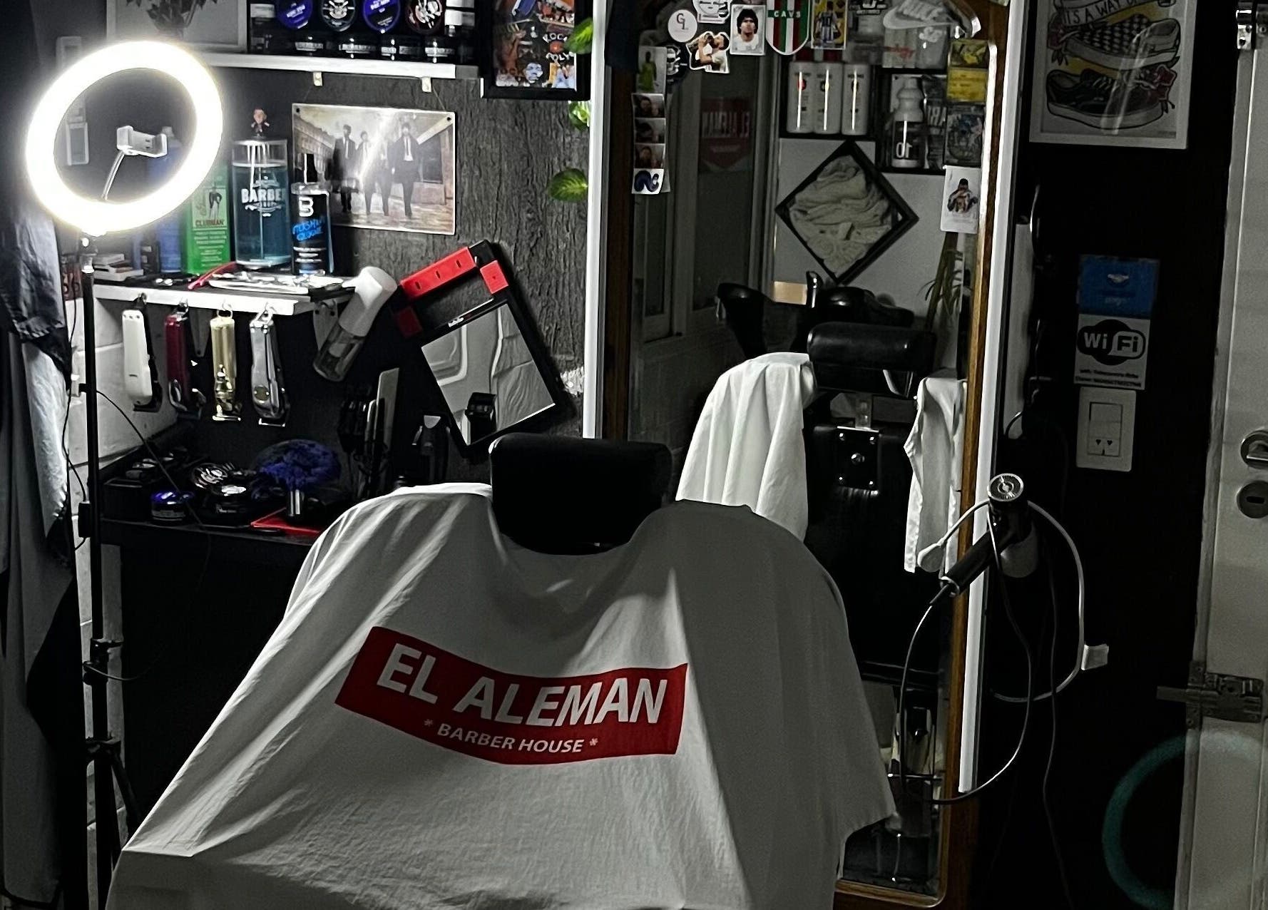 Interior de El Aleman Barber House en Lomas Del Mirador, elegante y moderno espacio de peluquería profesional.