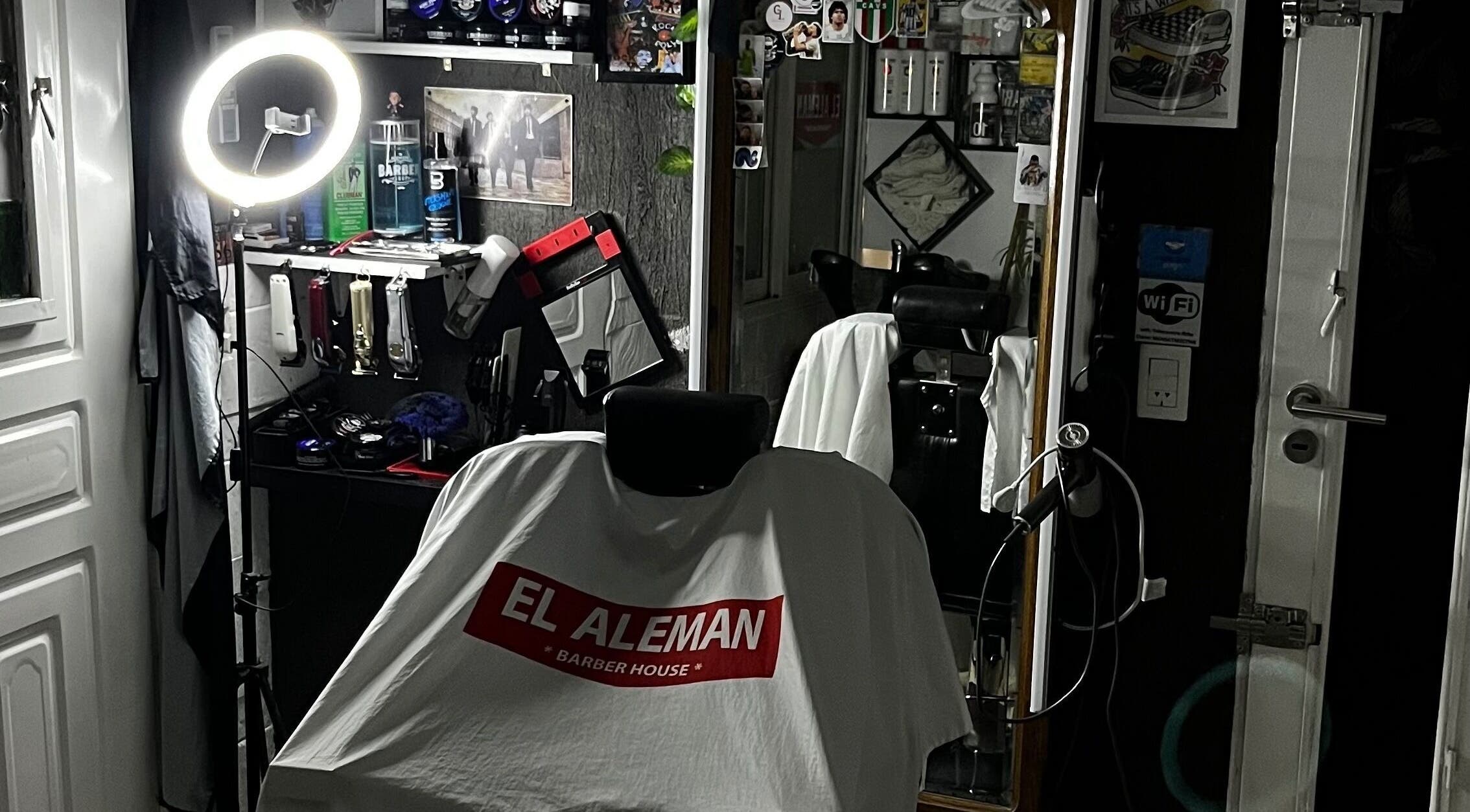 Interior de El Aleman Barber House en Lomas Del Mirador, elegante y moderno espacio de peluquería profesional.