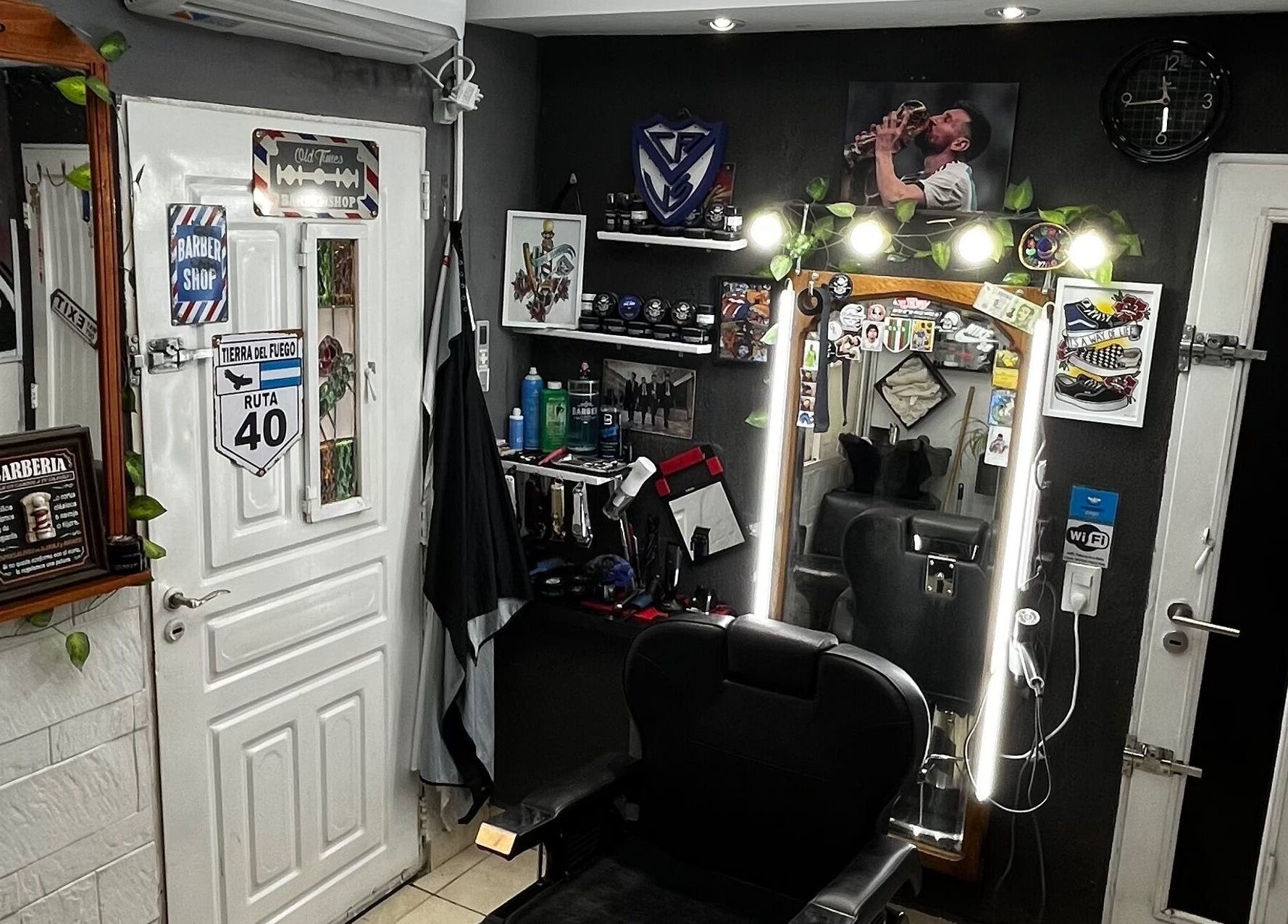 Interior de El Aleman Barber House en Lomas Del Mirador, con silla de barbero y decoración estilizada.