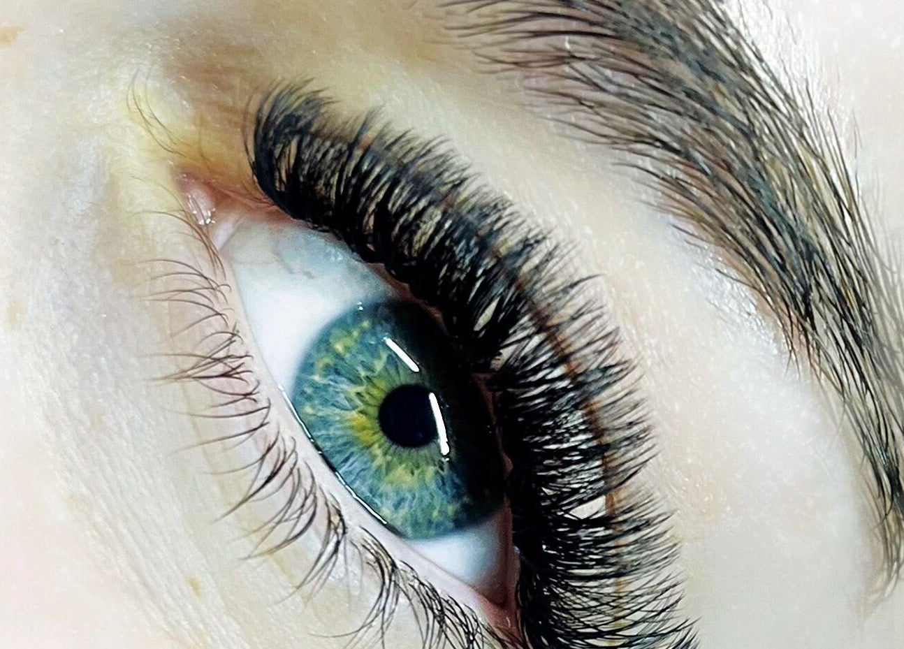 Extension de cils impeccables chez EVACILS à Montréal, Québec, CA, pour un regard captivant.