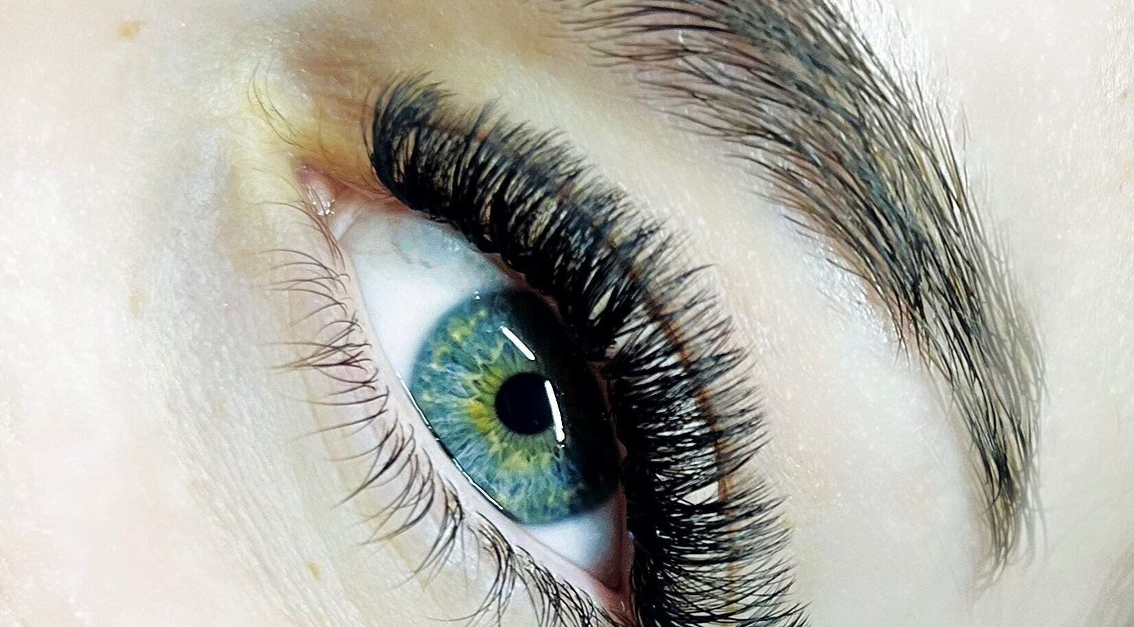 Extension de cils impeccables chez EVACILS à Montréal, Québec, CA, pour un regard captivant.