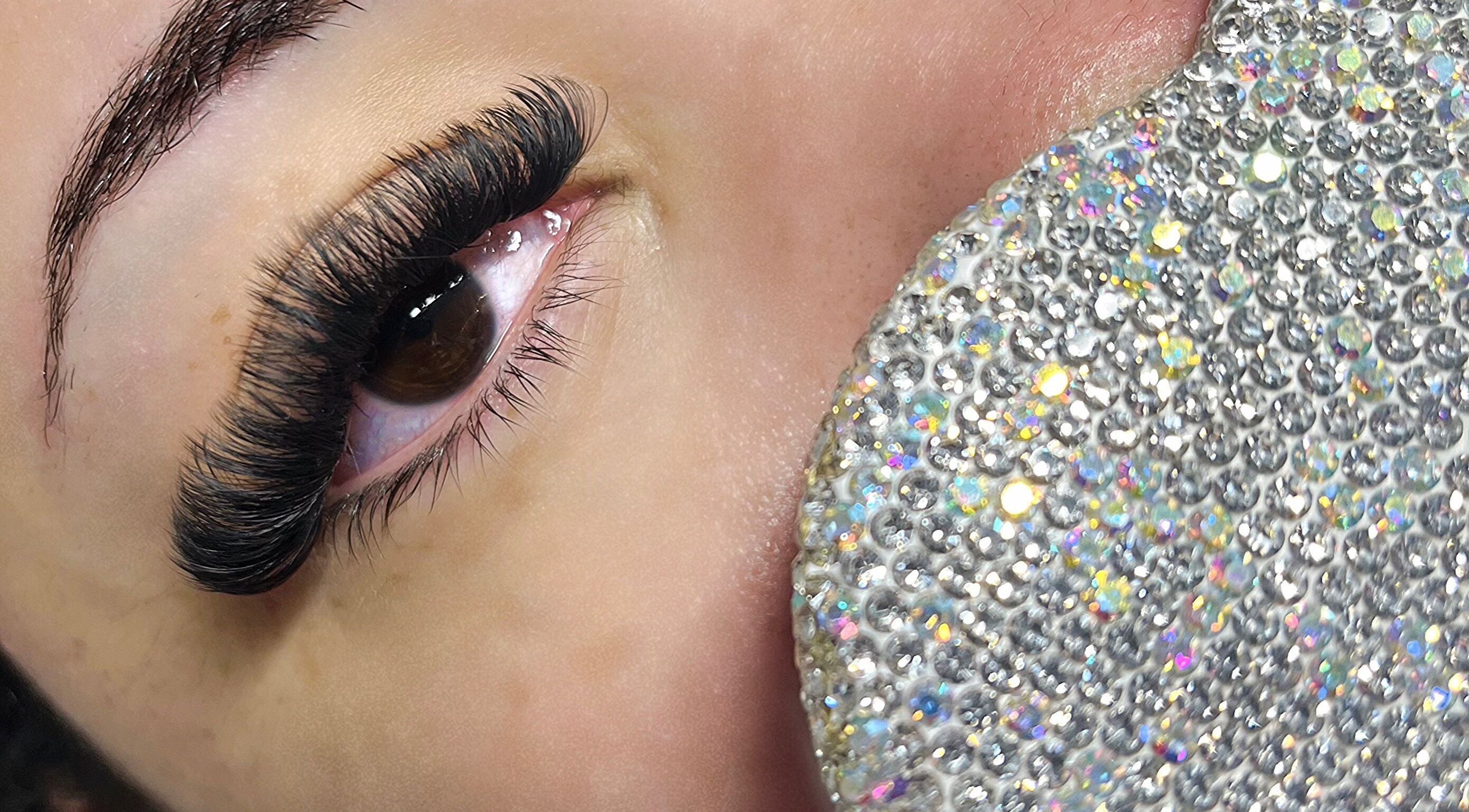Cils volumineux et élégants à EVACILS, Montréal, Québec, CA, avec étincelles en arrière-plan.