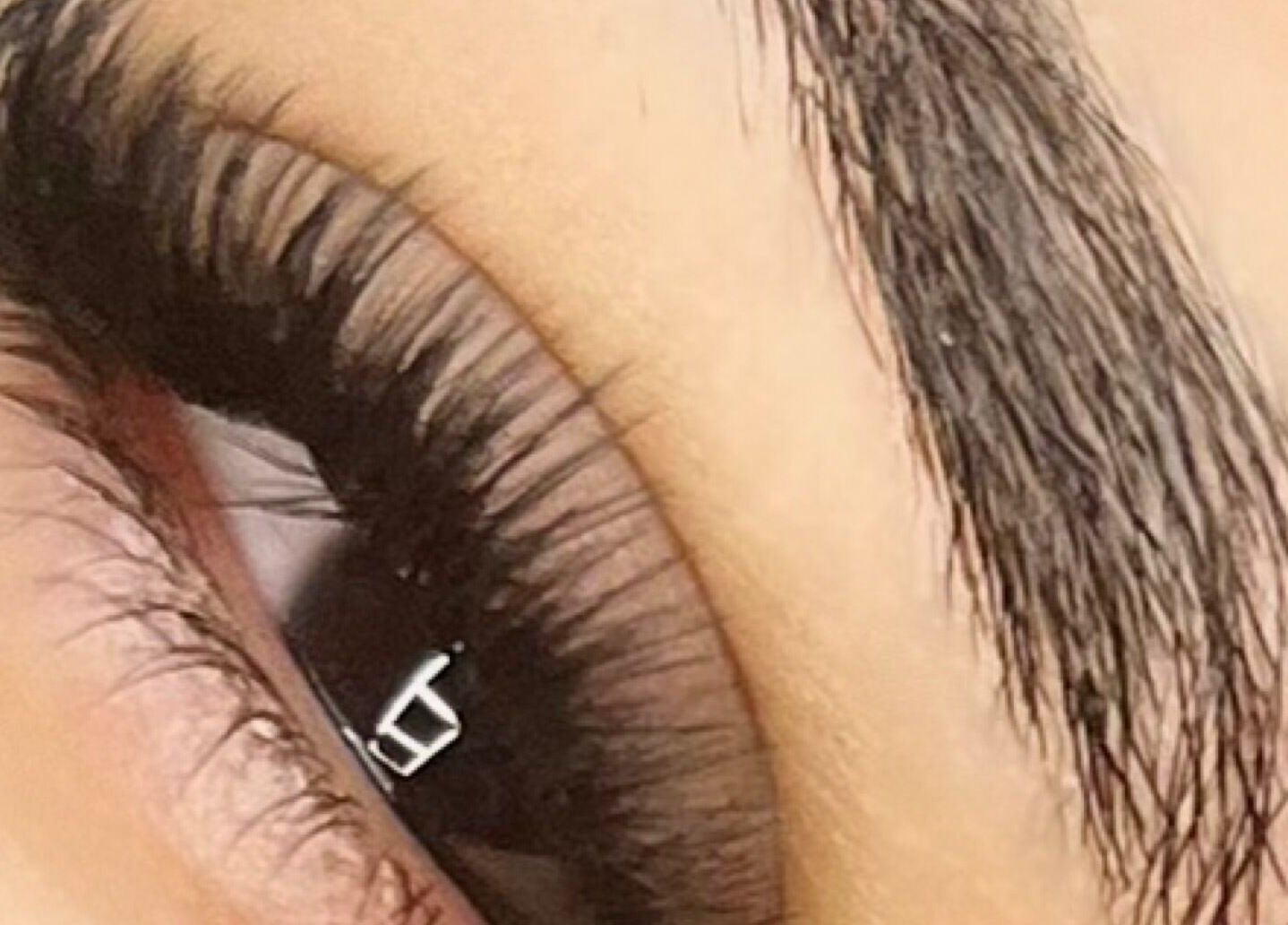 Extension de cils EVACILS, Montréal, Québec, CA, pour un regard captivant et élégant.