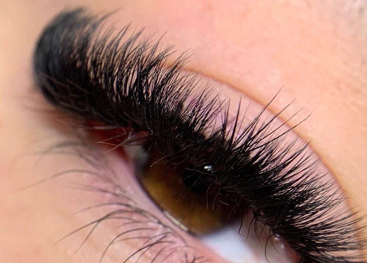 Extension de cils parfaite chez EVACILS, Montréal, Québec, CA, offrant un regard sublime et luxueux.