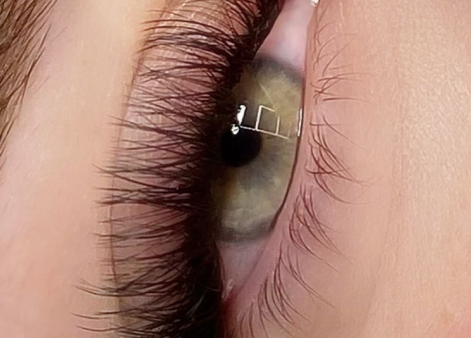 Gros plan d'un œil avec cils soignés chez EVACILS, Montréal, Québec, CA.