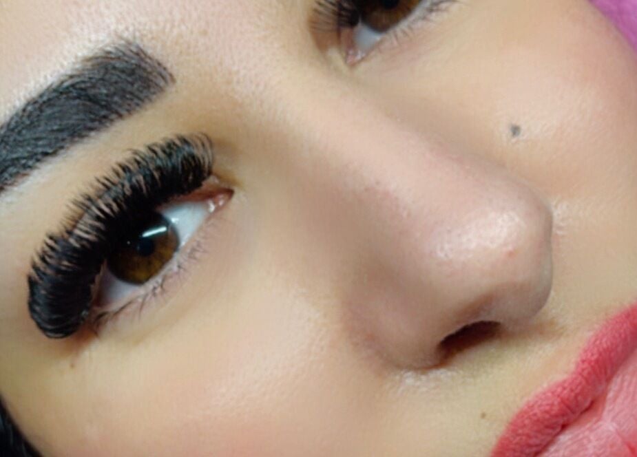 Cils volumineux chez EVACILS à Montréal, Québec, CA, offrant une beauté raffinée.