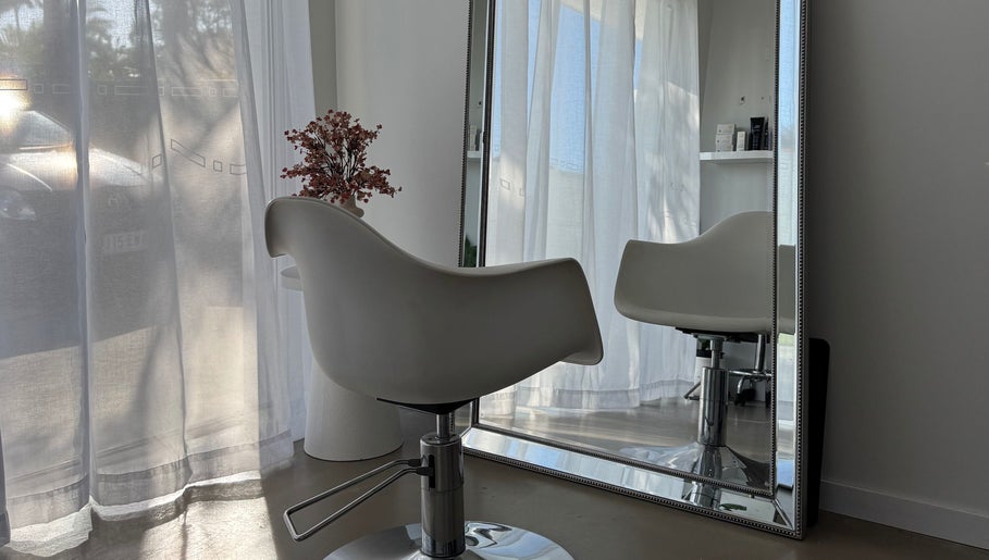 Gambar Bella Studios Hair & Extensions 1