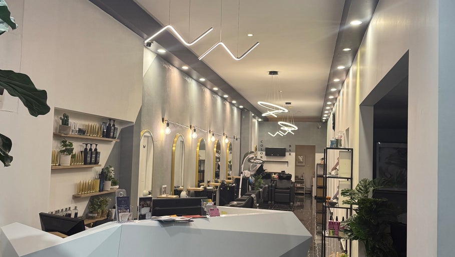 Interior moderno do Enrich Beauty em Rockdale, New South Wales, AU, com espelhos dourados e iluminação elegante.