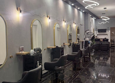 Interior moderno do Enrich Beauty em Rockdale, New South Wales, AU, com espelhos ovais e cadeiras elegantes.
