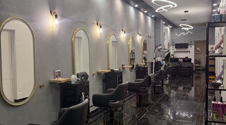 Interior moderno do Enrich Beauty em Rockdale, New South Wales, AU, com espelhos ovais e cadeiras elegantes.