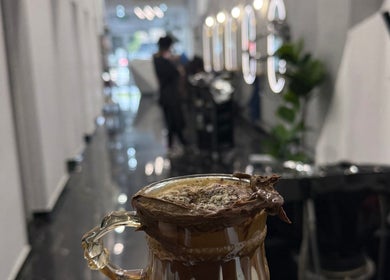 Interior elegante do Enrich Beauty em Rockdale, NSW, AU, com bebida sofisticada no centro das atenções.