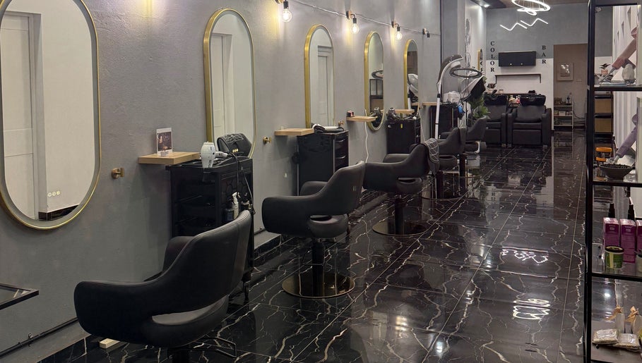 Interior moderno do Monalisa Hairdresser em Rockdale, New South Wales, AU com espelhos elegantes.