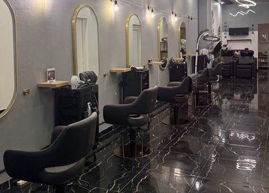 Interior moderno do Monalisa Hairdresser em Rockdale, New South Wales, AU com espelhos elegantes.