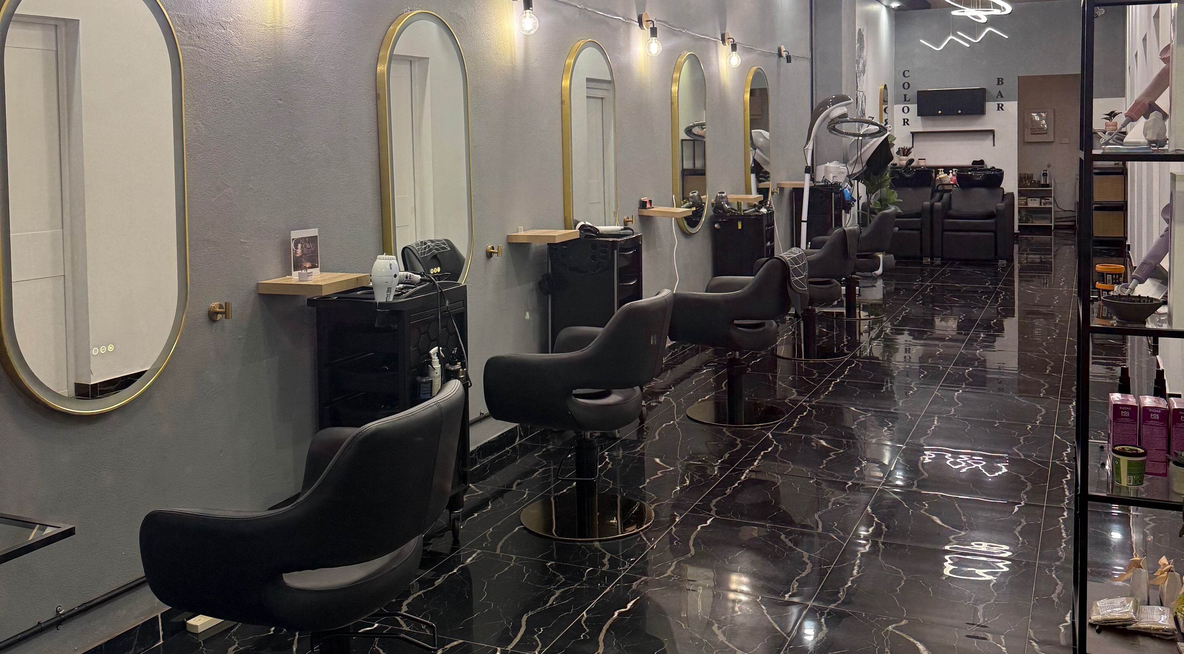 Interior moderno do Monalisa Hairdresser em Rockdale, New South Wales, AU com espelhos elegantes.