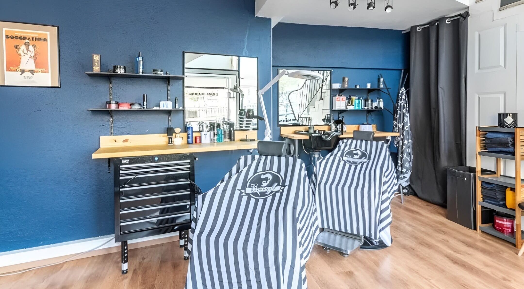 Intérieur chic du salon WESTSIDE barber à Toulouse, Occitanie, FR avec équipement de coiffure moderne.