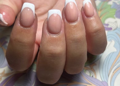 Manicura francesa en Naiils Aandrea, Sevilla Andalucía ES. Elegancia y sofisticación.