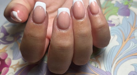 Manicura francesa en Naiils Aandrea, Sevilla Andalucía ES. Elegancia y sofisticación.