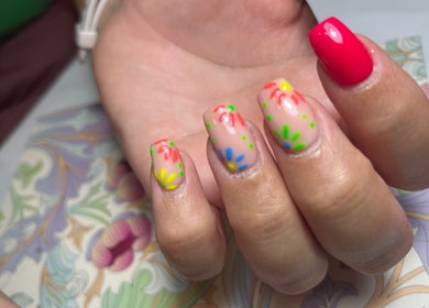 Uñas decoradas con florales coloridos en Naiils Aandrea, Sevilla, Andalucía, ES.