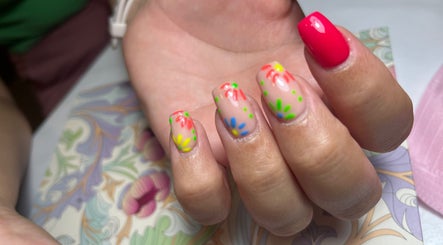 Uñas decoradas con florales coloridos en Naiils Aandrea, Sevilla, Andalucía, ES.