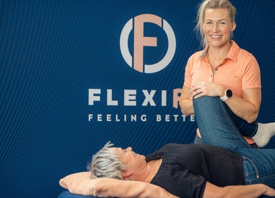 Terapeutti venyttää asiakkaan jalkaa Flexify Innovation Home Kampissa, Helsinki, Uusimaa, FI.