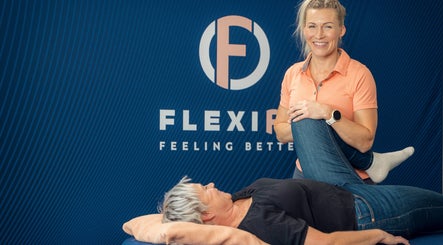 Terapeutti venyttää asiakkaan jalkaa Flexify Innovation Home Kampissa, Helsinki, Uusimaa, FI.