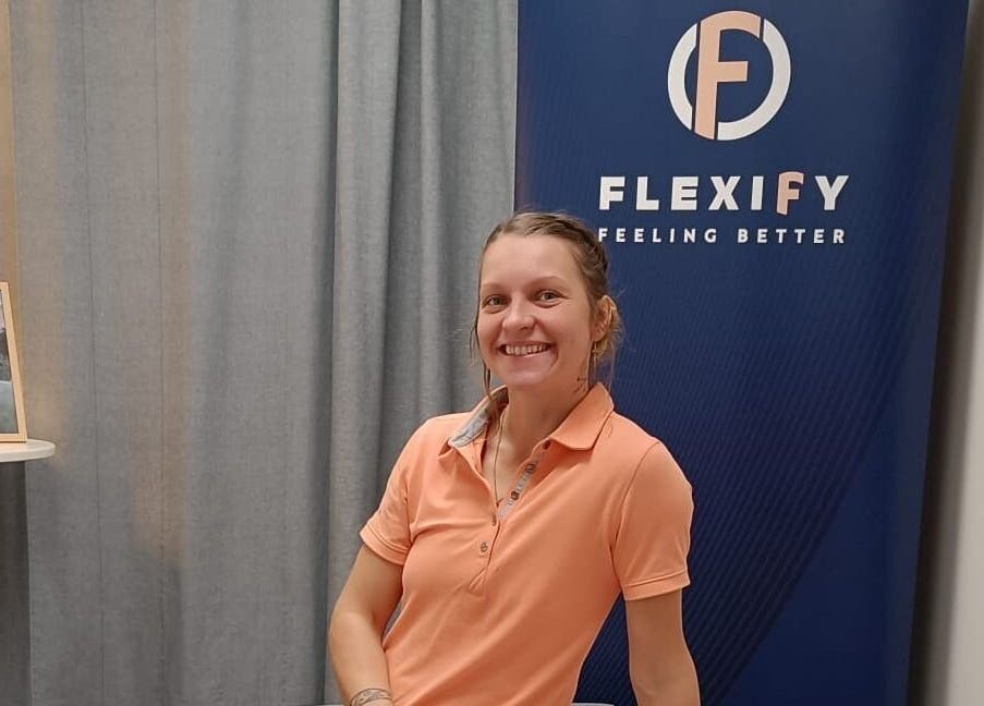 Hymyilevä henkilö Flexify, Kauppakeskus Veska -kyltin edessä, Pirkanmaa, Pirkanmaa, FI.