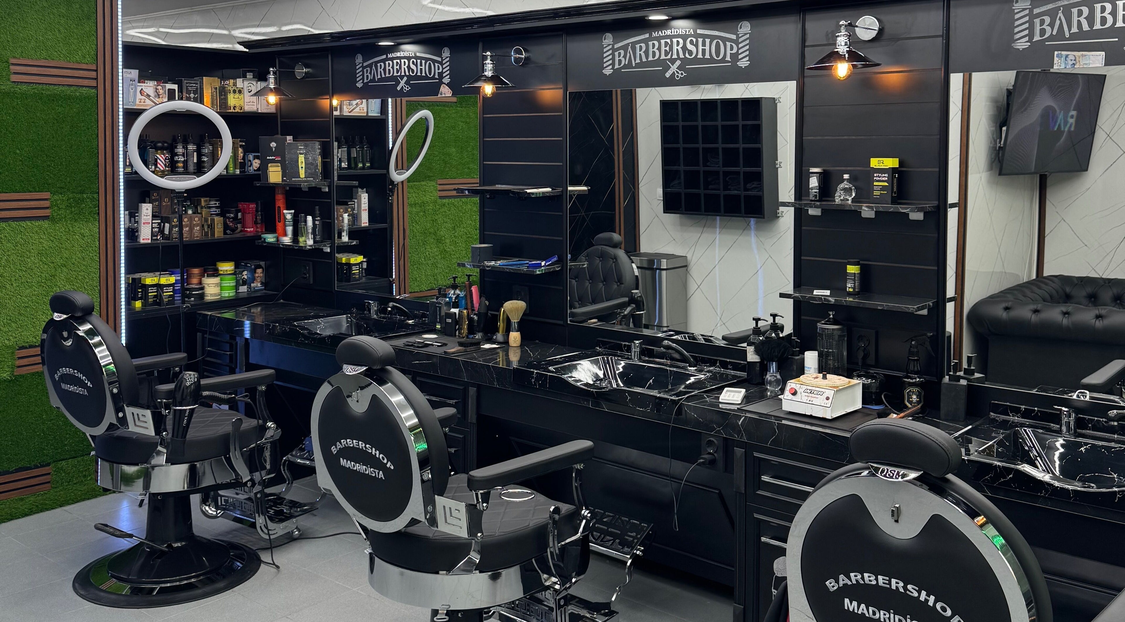 Стилен интериор на Barbershop Madridista във Варна, Варна, BG, с удобни столове и модерно оборудване.