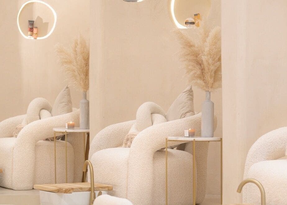 Agradable espacio de espera en Oh! Nails, Panamá, Provincia De Panamá, PA, con elegantes sillones blancos.