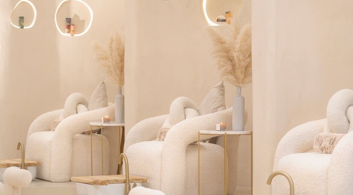 Agradable espacio de espera en Oh! Nails, Panamá, Provincia De Panamá, PA, con elegantes sillones blancos.