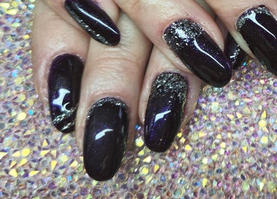 Nail art noir avec paillettes chez Nail's beauty, Mios, Nouvelle-Aquitaine, FR.