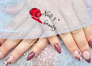 Design d'ongles artistiques chez Nail's beauty à Mios, Nouvelle-Aquitaine, FR, en équilibre parfait.