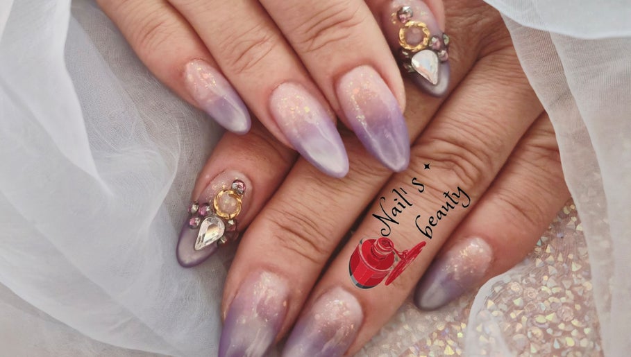 Ongles manucurés et ornés avec art chez Nail's beauty, Mios, Nouvelle-Aquitaine, FR.