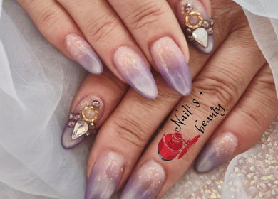 Ongles manucurés et ornés avec art chez Nail's beauty, Mios, Nouvelle-Aquitaine, FR.
