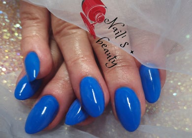 Ongles bleu vif réalisés chez Nail's Beauty, Mios, Nouvelle-Aquitaine, FR. Manucure élégante et tendance.