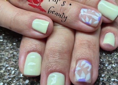 Manucure élégante chez Nail's beauty à Mios, Nouvelle-Aquitaine, FR. Nail art avec finition raffinée.