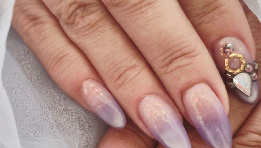 Manucure élégante à Nail's Beauty, Mios, Nouvelle-aquitaine, FR, avec dégradé violet et strass.