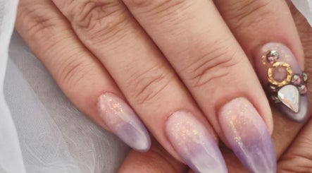 Manucure élégante à Nail's Beauty, Mios, Nouvelle-aquitaine, FR, avec dégradé violet et strass.