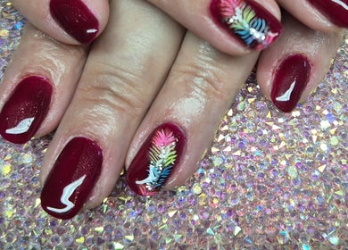 Manucure élégante chez Nail's Beauty à Mios, Nouvelle-Aquitaine, FR, avec motif floral coloré.