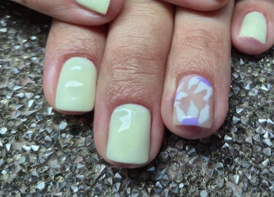 Manucure pastel et motif floral à Nail's Beauty, Mios, Nouvelle-Aquitaine, FR.