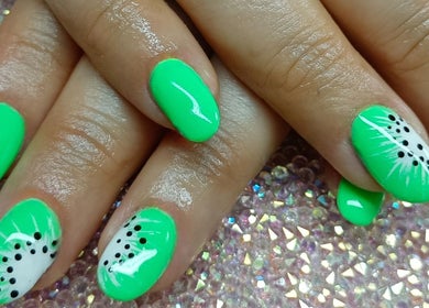 Design d'ongles vert vif à Nail's Beauty, Mios, Nouvelle-aquitaine, FR.