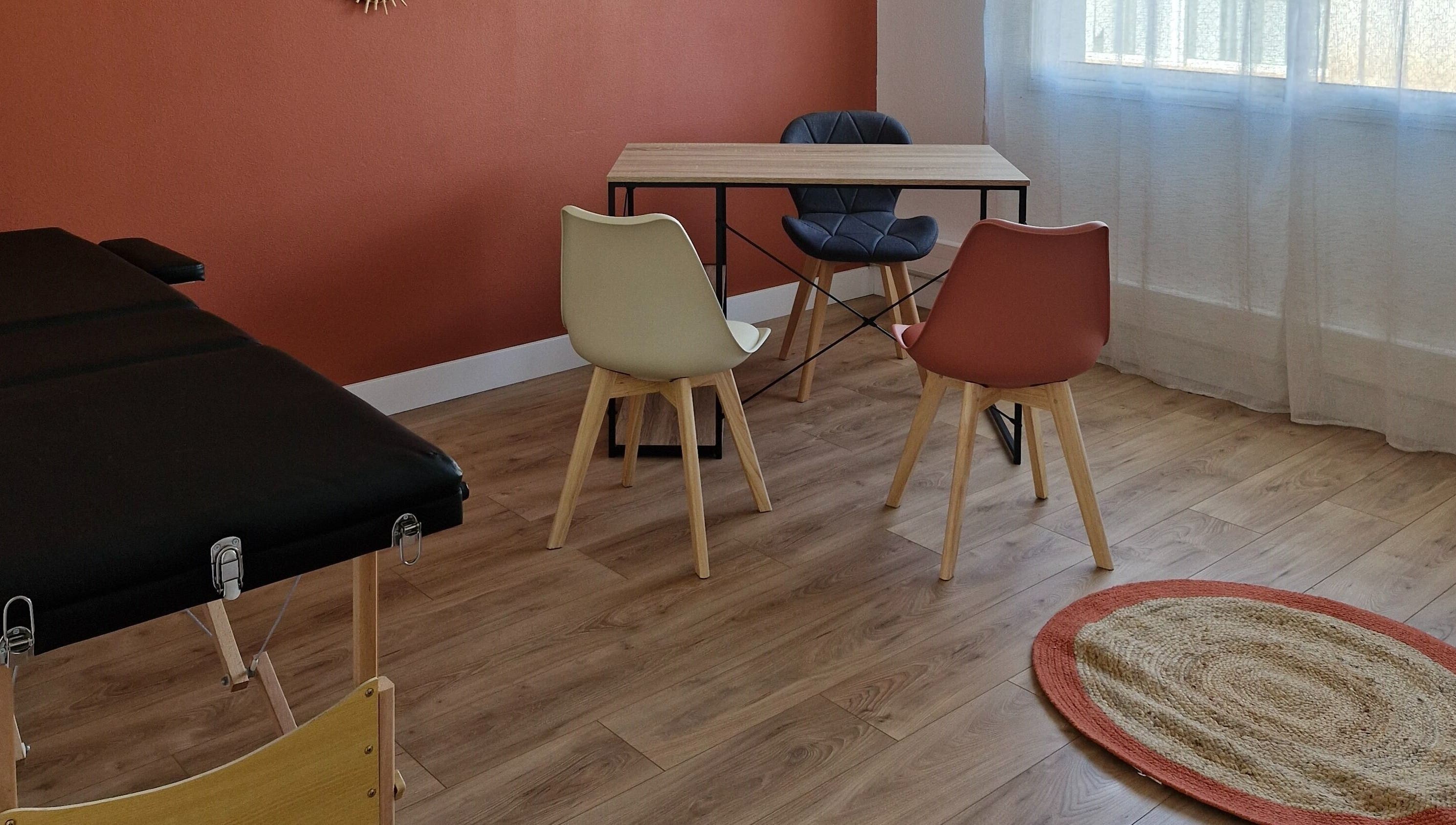 Intérieur moderne d'Espace Enéa à Montauban, Occitanie, FR, avec chaise élégante et table en bois.