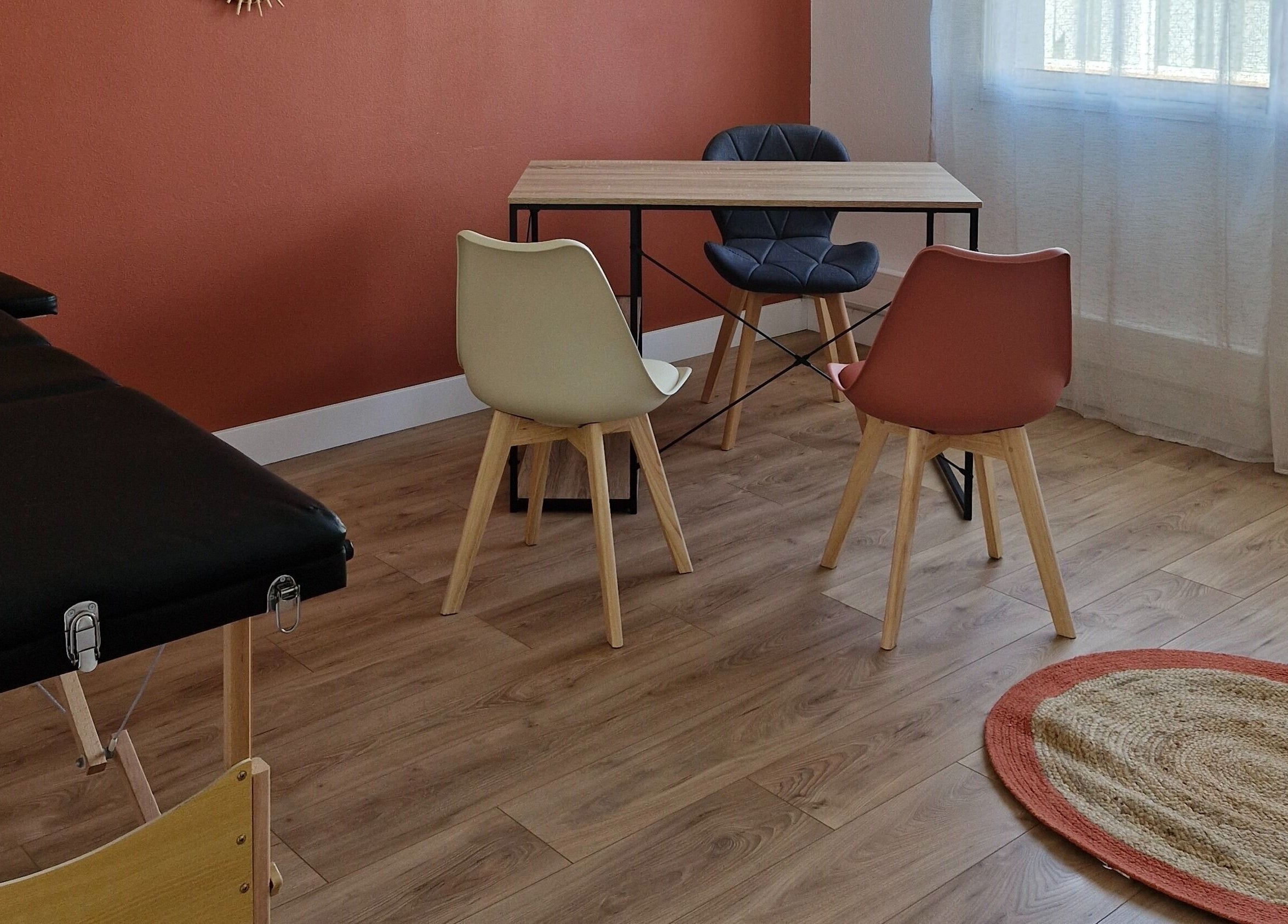 Intérieur moderne d'Espace Enéa à Montauban, Occitanie, FR, avec chaise élégante et table en bois.