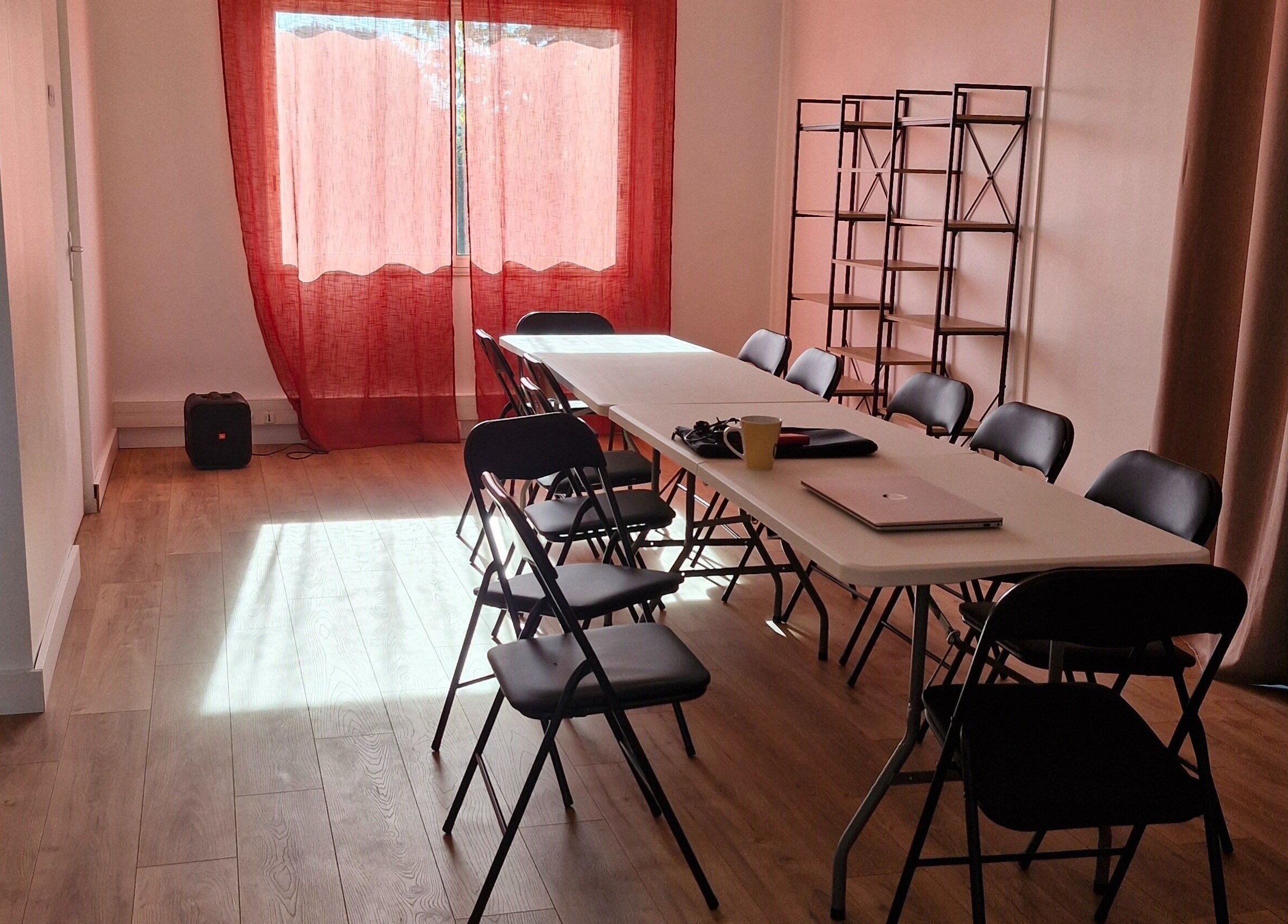 Salle de réunion lumineuse à Espace Enéa, Montauban, Occitanie, FR avec table pliante et chaises.