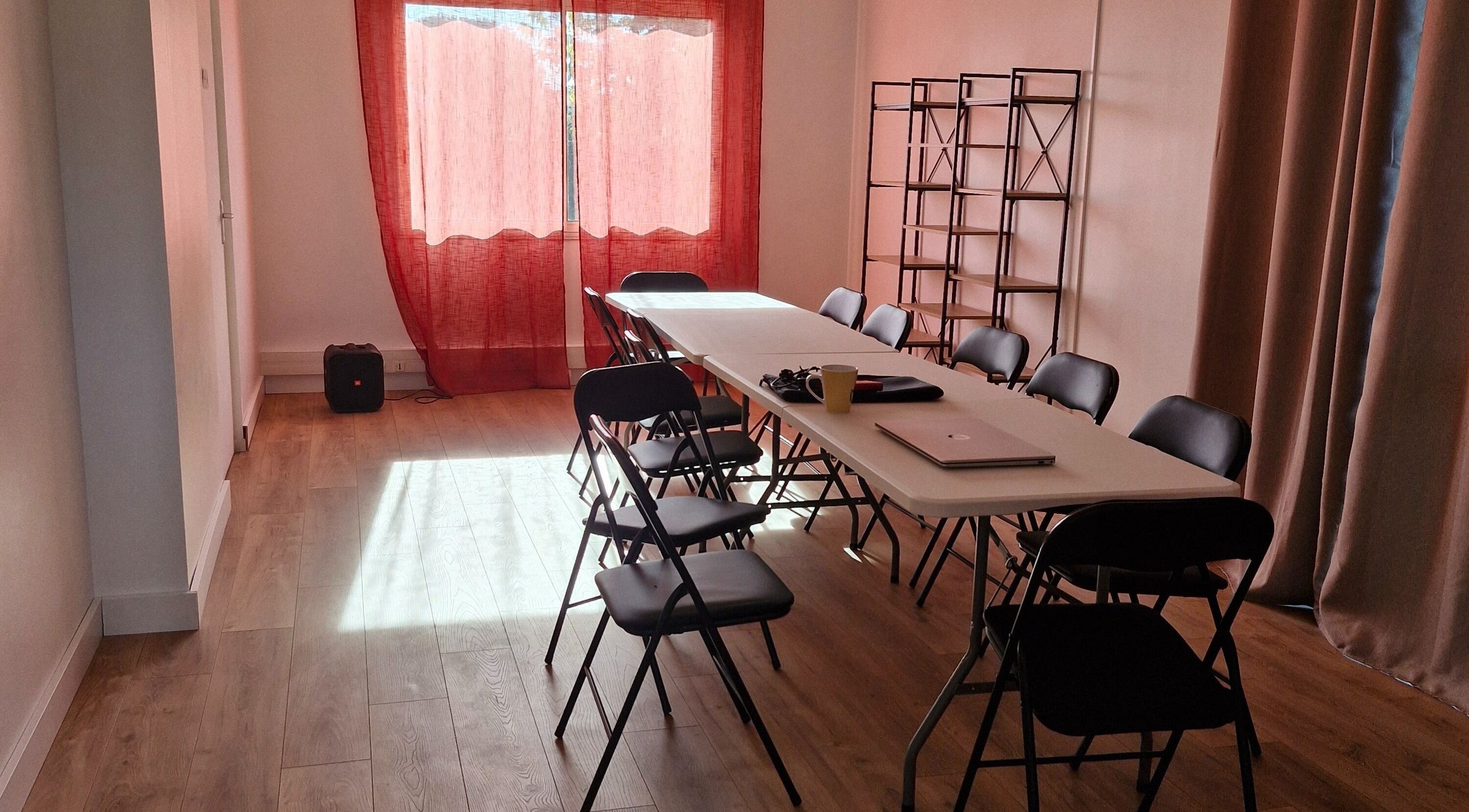 Salle de réunion lumineuse à Espace Enéa, Montauban, Occitanie, FR avec table pliante et chaises.