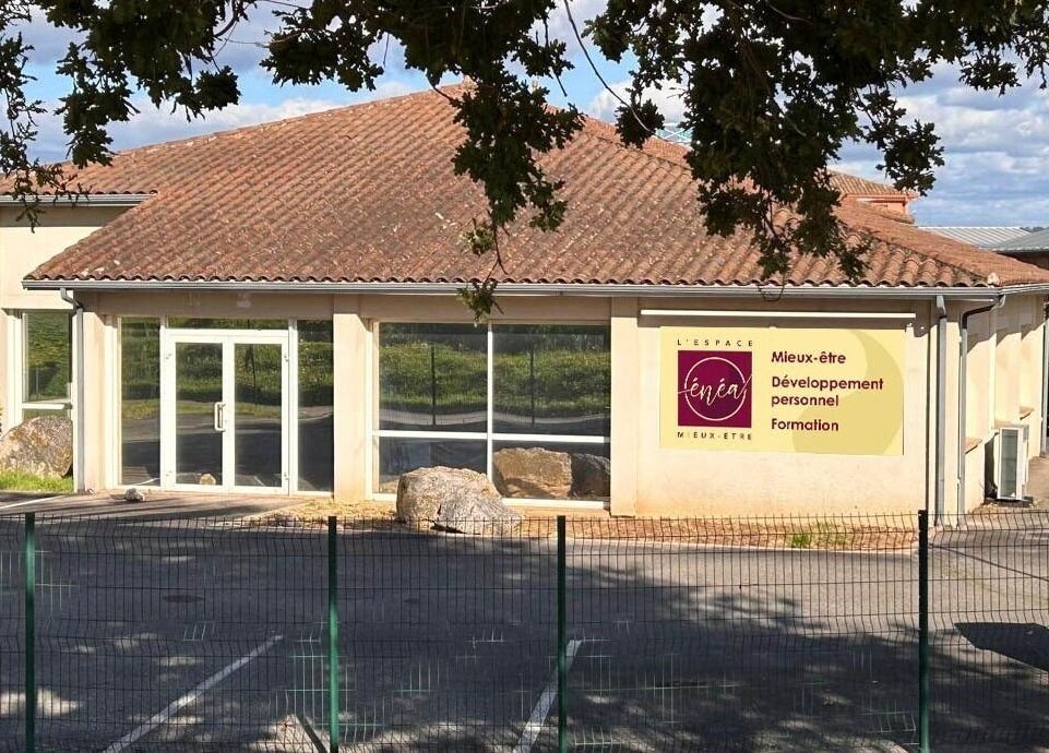 Façade d'Espace Enéa à Montauban, Occitanie, FR avec toit en tuiles et vitre accueillante.