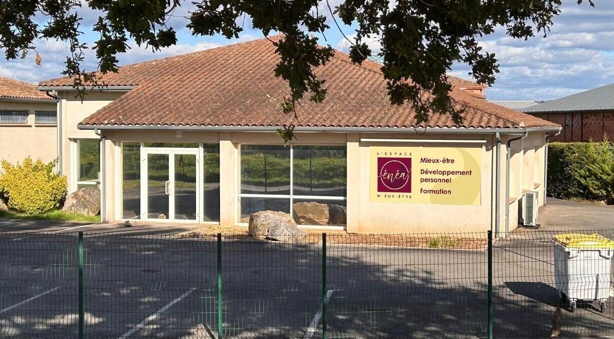 Façade d'Espace Enéa à Montauban, Occitanie, FR avec toit en tuiles et vitre accueillante.