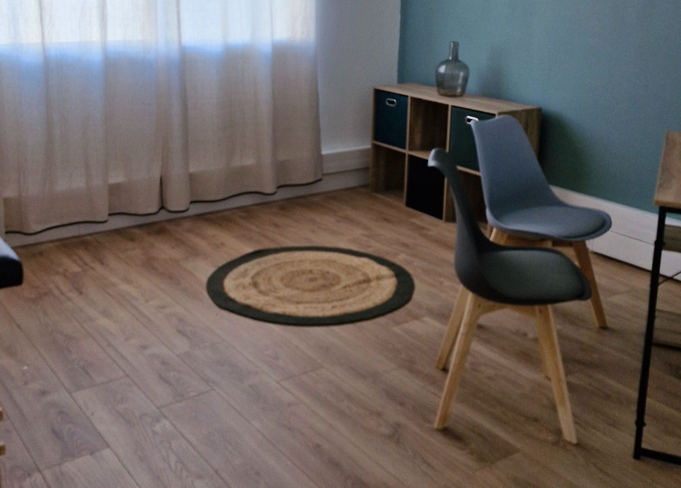 Salle apaisante à Espace Enéa, Montauban, Occitanie, FR avec chaise moderne et lumière naturelle.