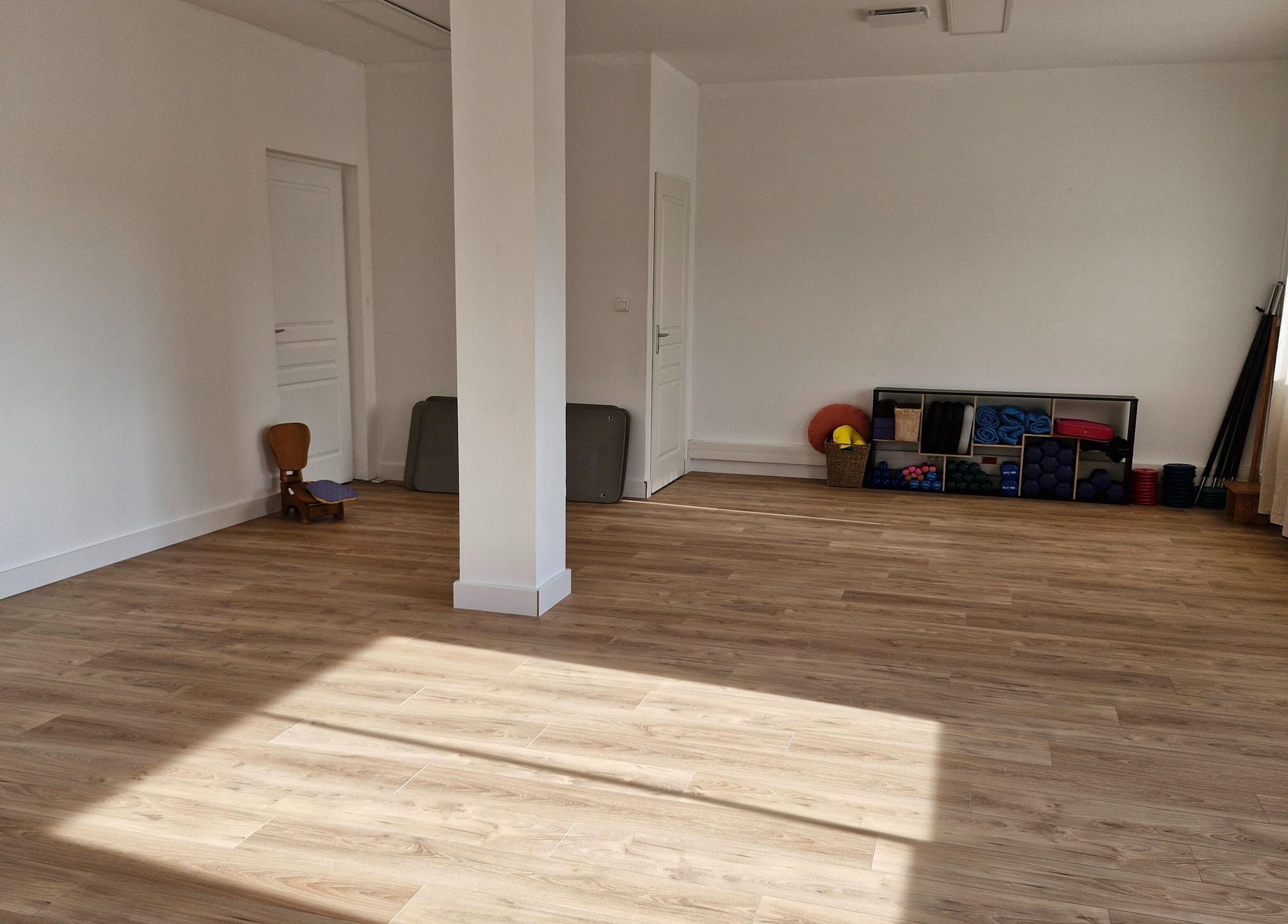 Salle spacieuse avec plancher en bois à Espace Enéa, Montauban, Occitanie, FR.