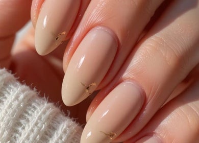 Uñas manicura nude en T.M glow nail, Samborondón, Guayas, EC, destacando elegancia.