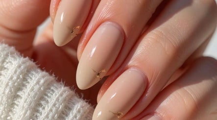 Uñas manicura nude en T.M glow nail, Samborondón, Guayas, EC, destacando elegancia.